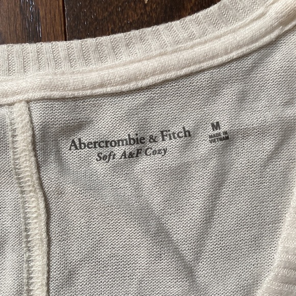 New Abercrombie Cozy Long-Sleeve V-Neck Boyfriend Tee - Picture 4 of 7